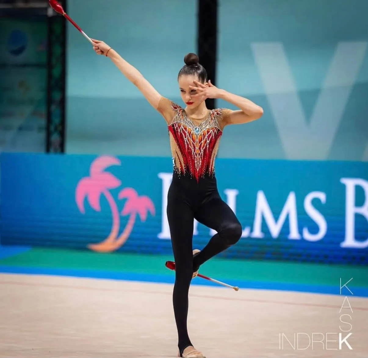 Мария Мячина выступает с булавами на чемпионате Европы в Варне